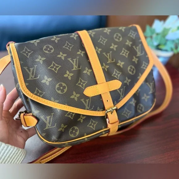 Louis Vuitton Saumur 30 in Monogramπ§‘ - Picture 4 of 17